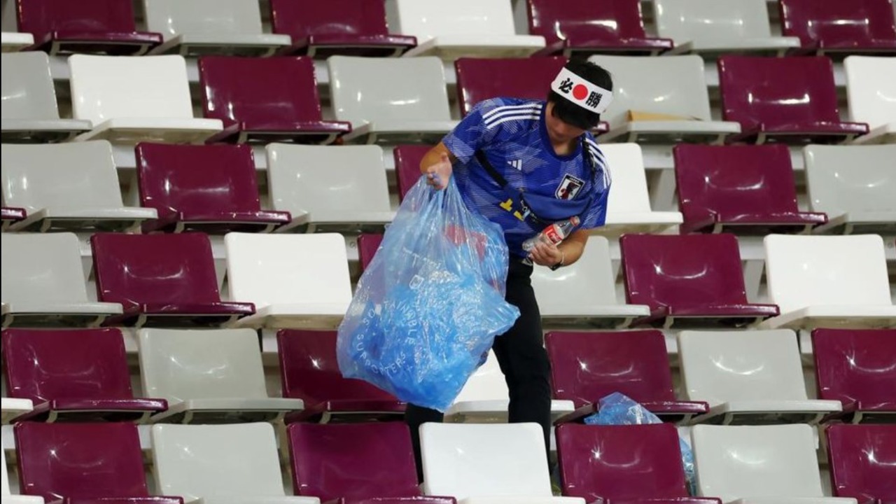 Respect Suporter Jepang Bersihkan Stadion saat Piala Dunia